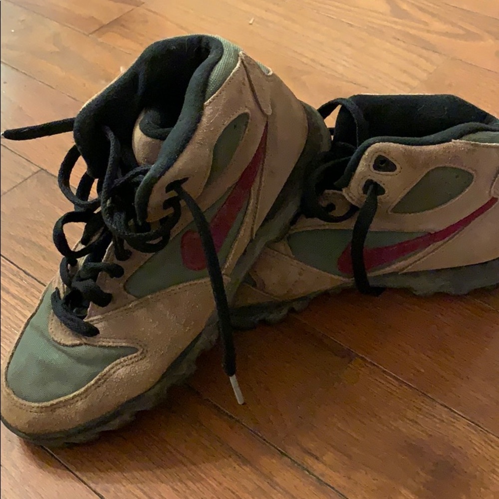Mid 90s Nike hiking boots